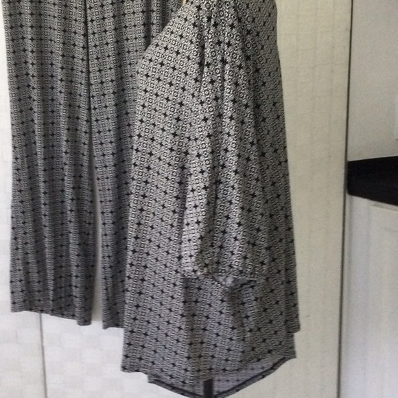 Woman’s Lane Bryant 2 pc pants set size 1X a V neck one open sleeve.  New  #442 - Picture 2 of 14